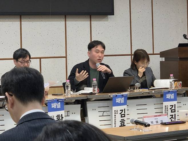 16일 국회 의원회관에서 열린 '기후위기 시대, 국민 생명 보호를 위한 폭염중대경보 및 열대야주의보 신설 정책토론회'에서 김효철 한국농수산대 교수가 발언하고 있다. 이병구 기자 2bottle9@donga.com