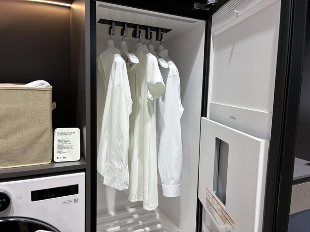 중국 상하이에서 지난 12일부터 나흘간 열린 '2026년 중국 가전·전자제품 박람회'(AWE 2026) LG전자 부스에 전시된 LG 스타일러. ZOL닷컴 홈페이지