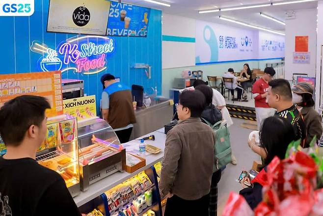 하노이의 한 GS25 매장에서 소비자들이 물건을 구매하기 위해 줄을 서 있다. GS25 베트남 제공