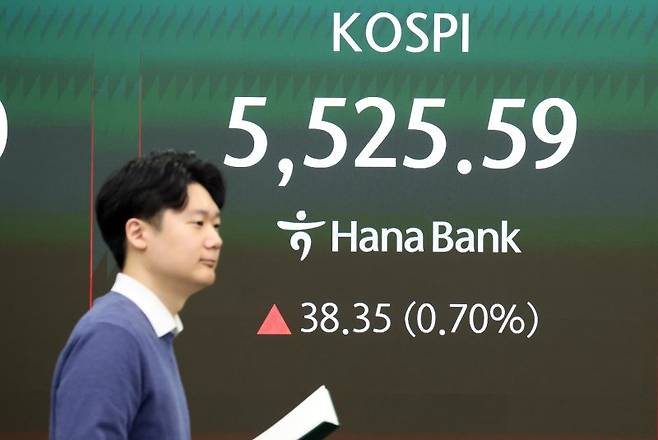 16일 오전 서울 중구 하나은행 딜링룸 전광판에 증시 시황이 표시되고 있다. 사진=뉴스1