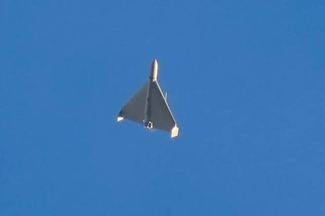 이란이 저가 양산형 드론을 대규모로 발사해 고가의 미군 방공 무기체계를 소진시키는 전략을 펼치기 시작했다는 보도가 나오고 있다. 사진은 지난 2022년 10월 17일, 러시아가 발사한 이란제 샤헤드 드론이 우크라이나 키이우를 공습하는 모습. 2026.03.03. 뉴시스