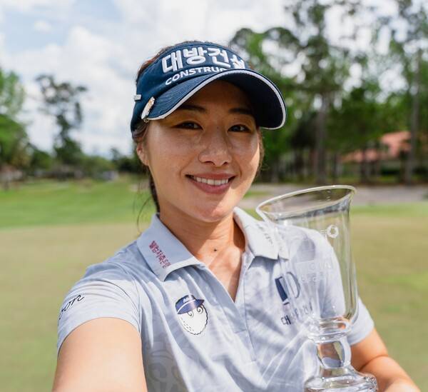 2026년 미국여자프로골프(LPGA) 2부 투어인 엡손투어 IOA 골프 클래식 우승을 차지한 이정은6 프로가 우승 트로피를 들고 기념 촬영하는 모습이다. 사진제공=엡손투어_LPGA (사진을 무단으로 사용하지 마십시오.)