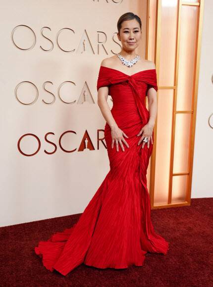 16일(한국시각) 제98회 아카데미 시상식에서 장편 애니메이션상을 수상한 ‘케이팝 데몬 헌터스’의 매기 강 감독. 로스앤젤레스/EPA 연합뉴스