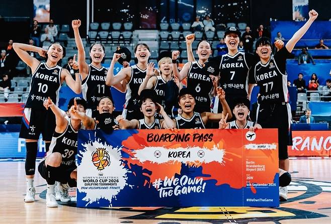 한국 여자농구 대표팀이 지난 15일(한국시각) 필리핀을 꺾고 2027 여자농구 월드컵 본선 진출을 확정한 뒤 기뻐하고 있다. 국제농구연맹 제공