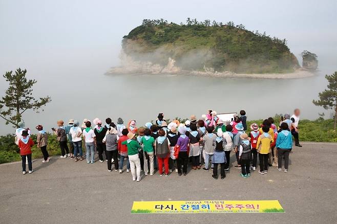 역사탐방 프로그램으로 김대중 전 대통령의 고향인 신안 하의도에서 ‘큰 바위 얼굴’로 불리는 풍경을 감상하고 있는 원풍동지회(2023년). 장남수 제공