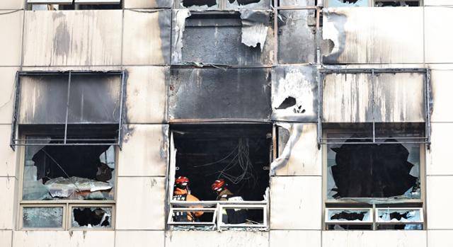 경찰과 소방이 15일 서울 소공동 캡슐호텔 화재 현장을 감식하고 있다. 전날 발생한 화재로 외국인 투숙객 10명이 부상했다. 뉴시스