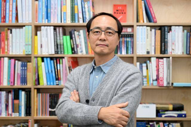 홍영완 회장이 9일 서울 마포구 윌북 사무실에서 포즈를 취하고 있다. 박지연 인턴기자