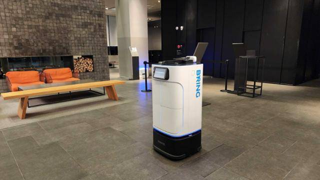 호텔 이용자에게 일회용품을 전달하기 위해 이동 중인 카카오모빌리티의 로봇. 카카오모빌리티 제공