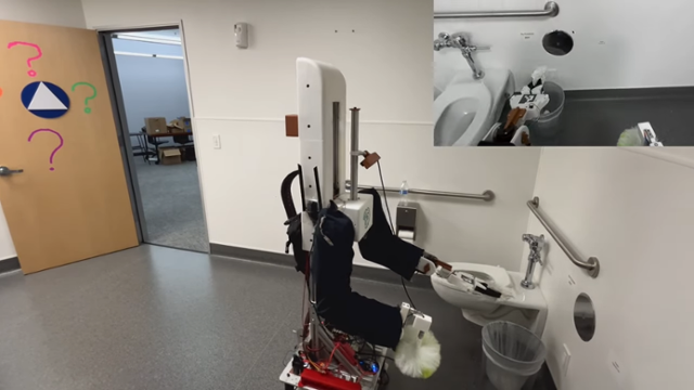 네이버가 투자한 로봇 스타트업 카멜레온의 청소 로봇이 화장실을 정리하고 있다. 카멜레온 유튜브 캡처