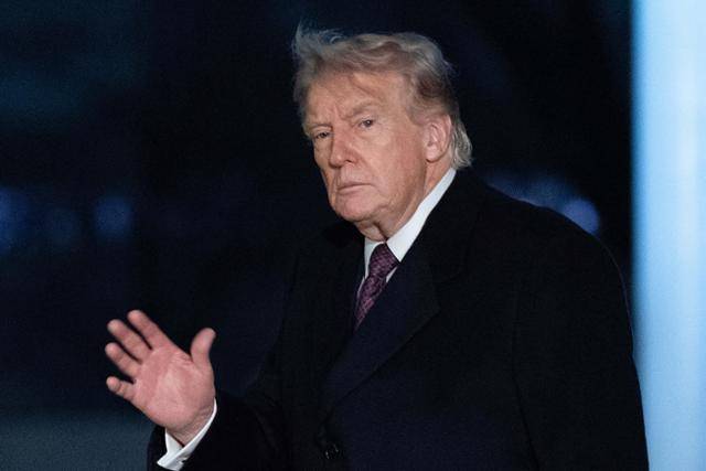 도널드 트럼프 미국 대통령이 15일 미 워싱턴 백악관에 도착해 사우스론(남쪽 잔디밭)을 걸으며 기자들을 향해 손짓하고 있다. 워싱턴=AP 연합뉴스