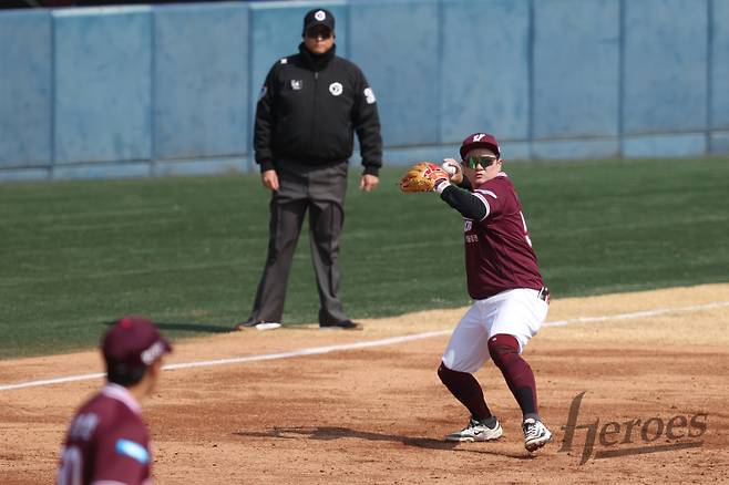 '3루수 최주환' 시나리오가 현실이 되고 있다. 사진은 시범경기에서 3루수를 소화하고 있는 최주환.&nbsp;