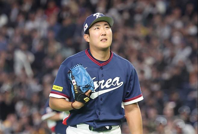 <yonhap photo-6320="">9일 일본 도쿄돔에서 열린 2026 월드베이스볼클래식(WBC) C조 조별리그 최종전 대한민국과 호주의 경기. 1회말을 무실점으로 마친 한국 선발 투수 손주영이 더그아웃으로 향하고 있다. 사진=연합뉴스</yonhap>
