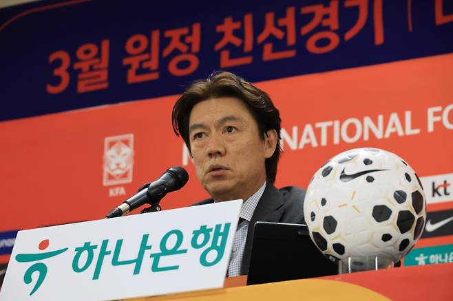 <yonhap photo-0399="">홍명보 축구 국가대표팀 감독이 16일 천안 코리아풋볼파크에서 열린 3월 유럽 원정 평가전 명단발표 기자회견에서 질문에 답하고 있다. 사진=연합뉴스</yonhap>