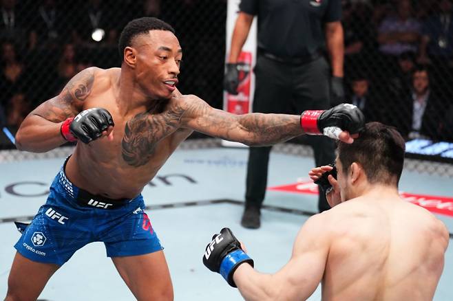 일라이자 스미스(왼쪽). 사진=UFC