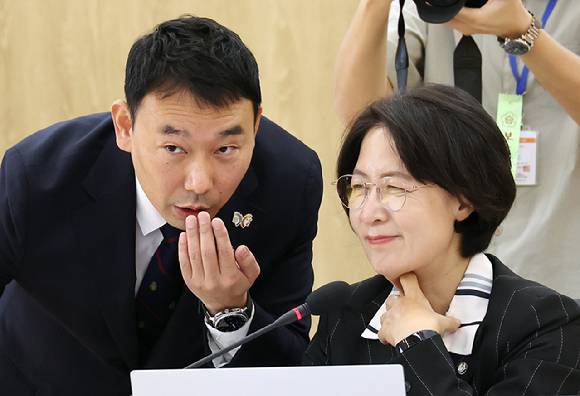 17일 서울 종로구 헌법재판소에서 열린 헌법재판소 등에 대한 법제사법위원회 국정감사에서 추미애 위원장이 더불어민주당 김용민 간사와 대화하고 있다. 2025.10.17 [사진=연합뉴스]