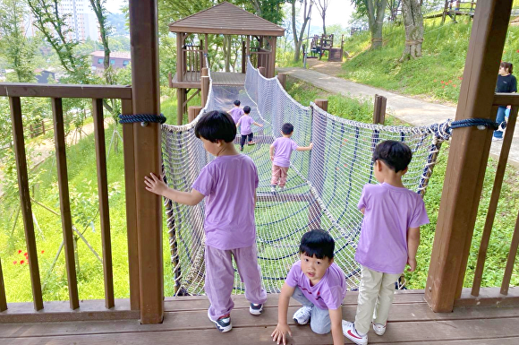어린이들이 유아숲 체험원에서 숲 체험을 하고 있다. [사진=순창군 ]