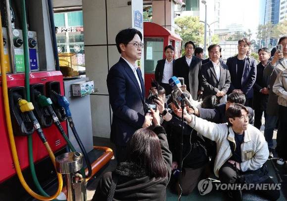 김정관 산업통상부 장관이 석유 최고가격제 시행 첫날인 지난 13일 서울의 한 주유소를 방문해 둘러본 뒤 취재진의 질문에 답변하고 있다.  [사진=연합뉴스]