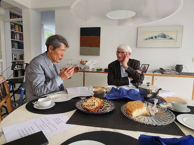 2024년 5월, 한상진 서울대 명예교수(왼쪽)는 하버마스와 만났다. 이 자리에서 오는 5월 하버마스의 최근 저술을 기반으로 열릴 국제학술대회에 관해 이야기했다. [사진 한상진 교수]