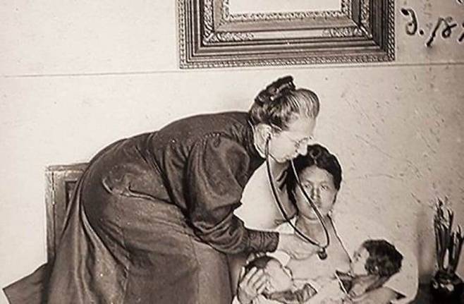 조선을 찾은 최초의 서양인 여자 의사이자 선교사인 로제타 홀(왼쪽). 병원을 찾은 여성을 진료하고 있다. [사진 셔우드 홀 문화공간]