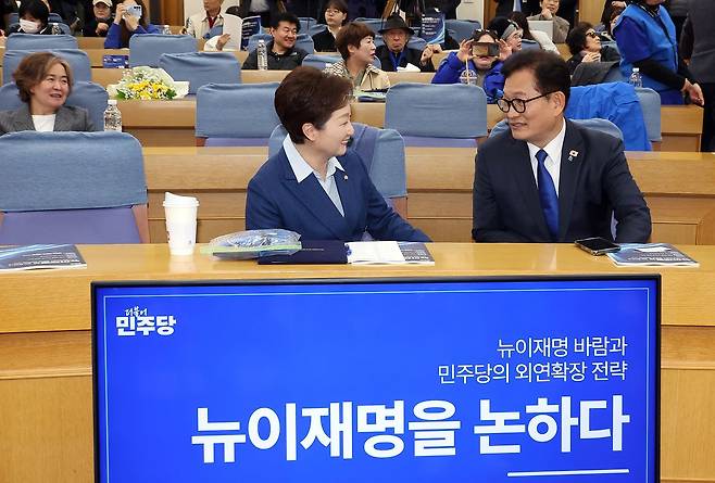 이언주 더불어민주당 최고위원(왼쪽)과 송영길 전 대표가 15일 국회 의원회관에서 열린 '뉴이재명을 논하다' 토론회에서 얘기를 나누고 있다. 연합뉴스