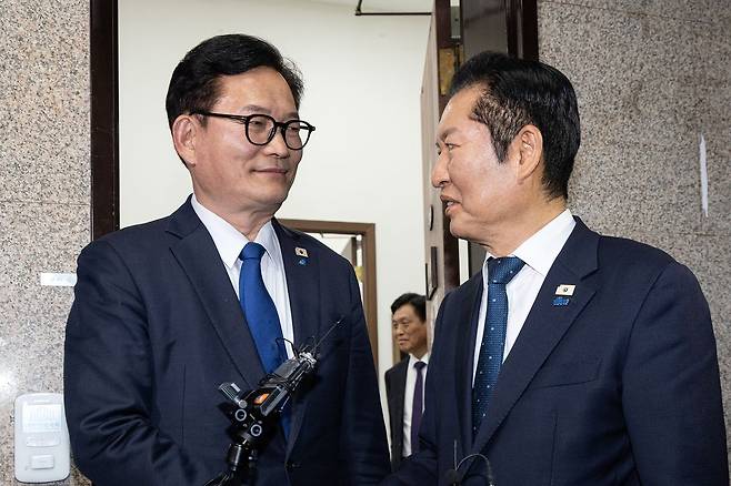 정청래 더불어민주당 대표가 5일 서울 여의도 국회에서 송영길 전 대표와 면담을 마치고 배웅하고 있다. 뉴스1