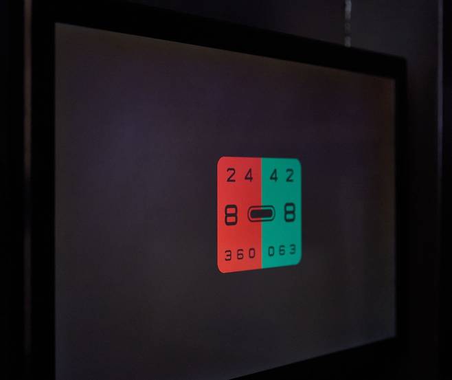 검안 과정에서는 원형판 속 선이 흐리고 진한 방향을 파악하고, 빨간색 초록색 화면 중 더 선명해 보이는 것을 체크하며 시력 상태를 알아본다