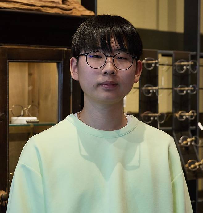 자신의 얼굴과 눈에 비해 다소 큰 검정테 안경을 쓰던 서진하 학생기자.