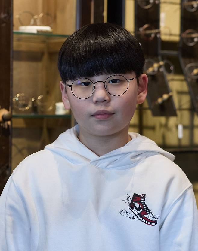 평범한 원형 검정테 안경을 쓰던 손지완 학생모델.