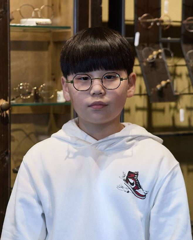 평범한 원형 검정테 안경을 쓰던 손지완 학생모델은 팔각형 테두리가 개성적인 안경테를 추천받았다.