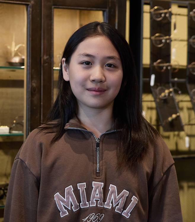 안경을 쓰다가 지난해부터 드림렌즈를 끼고 있는 이윤슬 학생기자.