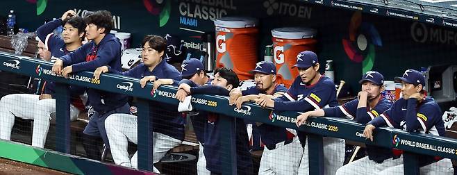 지난 14일(한국시간) 2026 WBC 도미니카공화국과의 8강전 도중 한국 선수단이 더그아웃에서 굳은 표정으로 그라운드를 지켜보고 있다. 한국은 0-10 콜드게임 패배를 당했다. [연합뉴스]