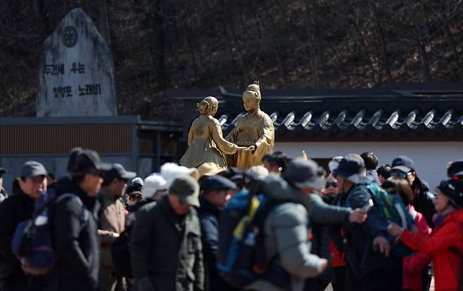 영화 '왕과 사는 남자'의 역사적 배경이 된 강원 영월군 청령포에 관광객 발걸음이 이어지고 있다. 연합뉴스