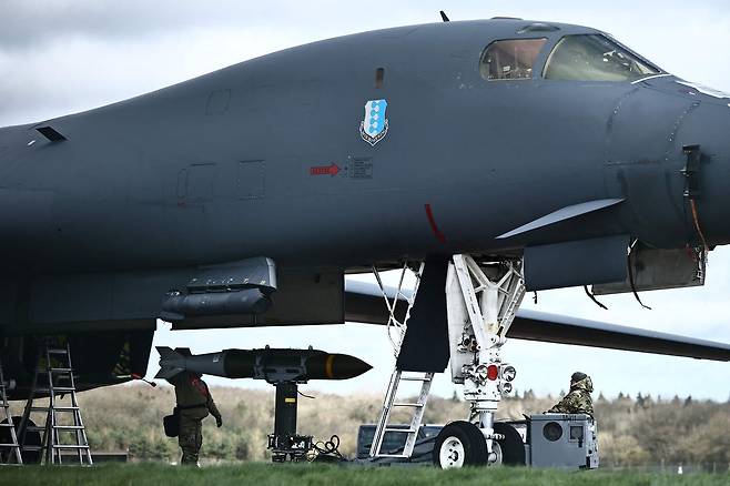 15일(현지시간) 영국 남서부 페어포드 공군기지에서 미국 공군 B-1 랜서 폭격기 합동직격탄(JDAM) 하역 작업이 벌어지고 있다. AFP=연합뉴스