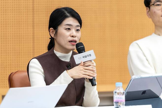 국립국 지난 6일 국립국악관현악단이 개최한 청음회에 참석한 상주작곡가 손다혜. [사진 국립국악관현악단]