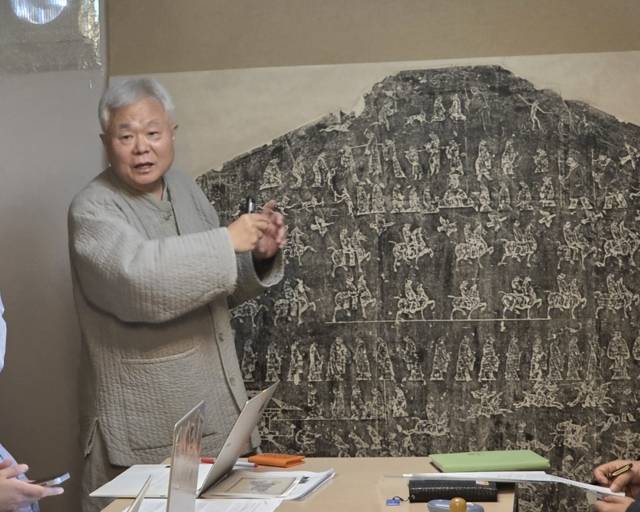 ▲ 한선학 원주 고판화박물관장은 16일 서울 인사동 선천집에서 기자간담회를 개최, 22일 개막하는 ‘돌에 새겨진 역사와 신화 이야기-중국 화상석 탁본 특별전’에 전시작품들을 선공개했다. 김여진 기자