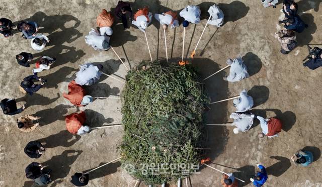 ▲ 16일 평창 월정사에서 봉행된 선덕 자광당 원행 대종사 다비식에서 조계종 총무원장 진우스님과 정념 주지스님을 비롯한 조계종 원로회 스님들이 법구가 안치된 연화대에 불을 붙이고 있다. 방도겸 기자