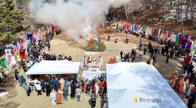 ▲ 오대산 월정사 선덕 자광당 원행 대종사 다비식이 16일 평창 월정사에서 조계종 총무원장 진우스님과 정념 주지스님을 비롯한 조계종 원로회 스님, 신도들이 참석한 가운데 봉행됐다. 방도겸 기자