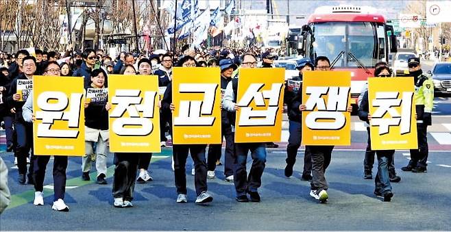 '노란봉투법'(노동조합 및 노동관계조정법 2·3조 개정 법률) 시행 첫날인 10일 서울 세종로에서 열린 민주노총 투쟁 선포대회에서 집회를 마친 민주노총 조합원 등이 행진하고 있다./2026.3.10 문경덕 기자