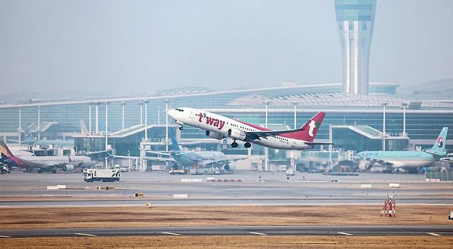 16일 인천국제공항 계류장에서 항공기가 이륙하고 있다. 사진=뉴스1
