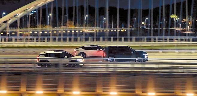 기아가 공개한 ‘심포니 오브 EV 테크놀로지’ 영상에서 EV3, EV4, EV5(왼쪽부터)가 도심을 주행하고 있다.  기아 제공