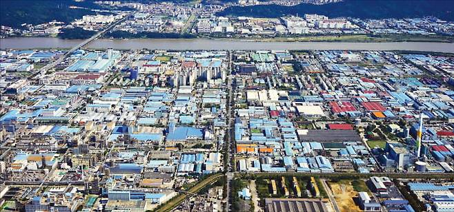 경북 구미 국가산업단지가 노후 산단에서 국내 최초 탄소중립 산단으로 탈바꿈한다.   한경DB