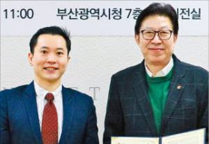 부산시는 16일 에어알로와 지역 관광산업 육성을 위한 LOI를 체결했다. 왼쪽부터 멜빈 응 에어알로 대표와 박형준 부산시장. 부산시 제공