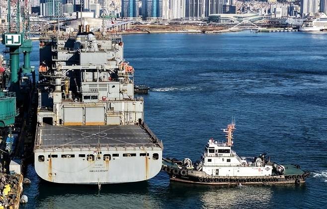 HJ중공업 영도조선소에 입항하는 USNS 아멜리아 에어하트함. 사진=HJ중공업