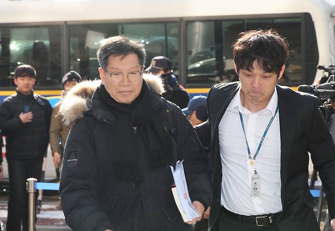 일본군 ‘위안부’ 피해자를 모욕하는 시위를 벌여온 혐의를 받는 김병헌 위안부법폐지국민행동 대표가 지난 2월 3일 서울 서초경찰서에 피의자 신분으로 출석하고 있다. 연합뉴스