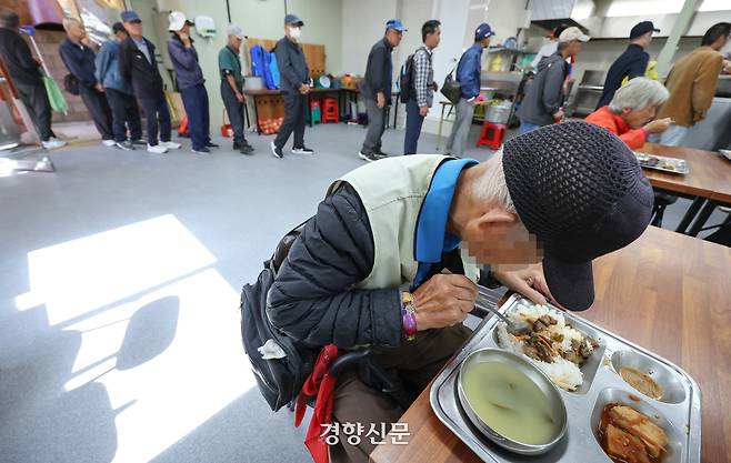 서울 종로구 탑골공원 앞에서 어르신들이 무료급식을 받기 위해 줄을 서있다. 성동훈 기자