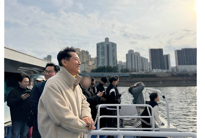 오세훈 서울시장이 지난 1일 재운항을 시작한 한강버스에 탑승해 옥수 선착장을 바라보고 있다. 서울시 제공