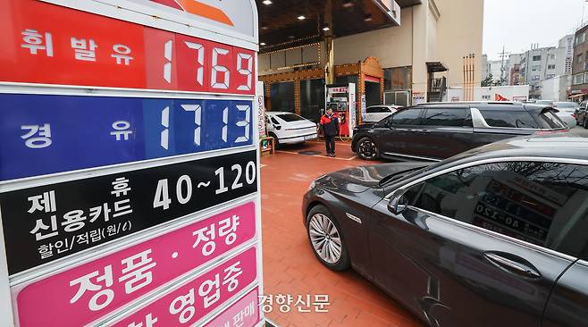 석유 최고가격제 시행 후 첫 주말인 15일 서울 시내 한 주유소에서 차량들이 줄을 서있다. 이날 기름값은 하락세를 이어갔으나 감소 폭은 크게 줄었다.  성동훈 기자