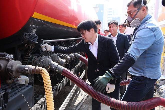 ‘최고가격제 적용 유류’ 입하 살피는 산업장관 김정관 산업통상부 장관이 16일 충북 오송의 한 자영 알뜰주유소에서 최고가격제가 적용된 유류를 싣고 온 탱크로리 입하과정을 살펴보고 있다. 산업부는 전날 전국 주유소의 15.3%가 휘발유값을 내렸고, 83.7%가 가격을 동결했다고 이날 밝혔다. 연합뉴스