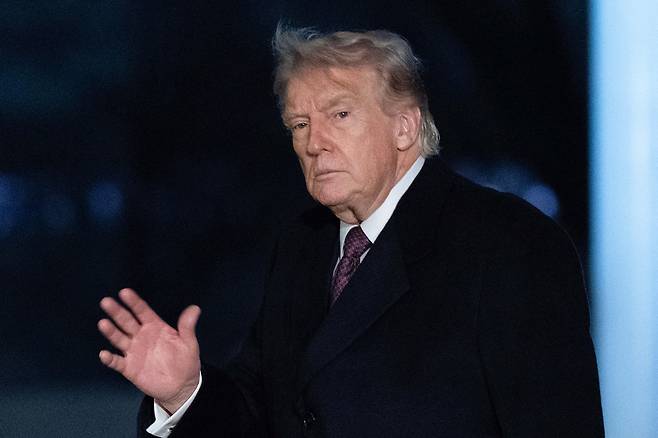 도널드 트럼프 미국 대통령이 15일(현지시간) 워싱턴 DC 백악관에 도착해 손을 흔들고 있다. AP연합뉴스