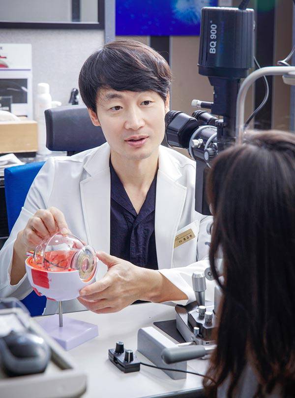 이 우리의 뇌가 시각적 정보를 취사선택해 처리하는 과정을 설명하고 있다.  누네빛안과 제공